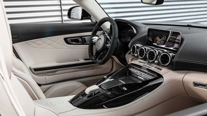 Mercedes Benz AMG GT R Roadster interieur
